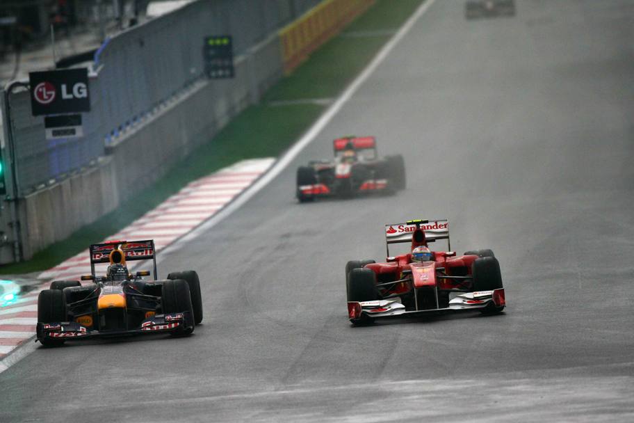 Corea 2010: Vettel va k.o. e Alonso vola verso il successo in un GP caos, con partenza ritardata di un&#39;ora per la pioggia e avvenuta dopo 18 giri dietro la safety car. LaPresse 